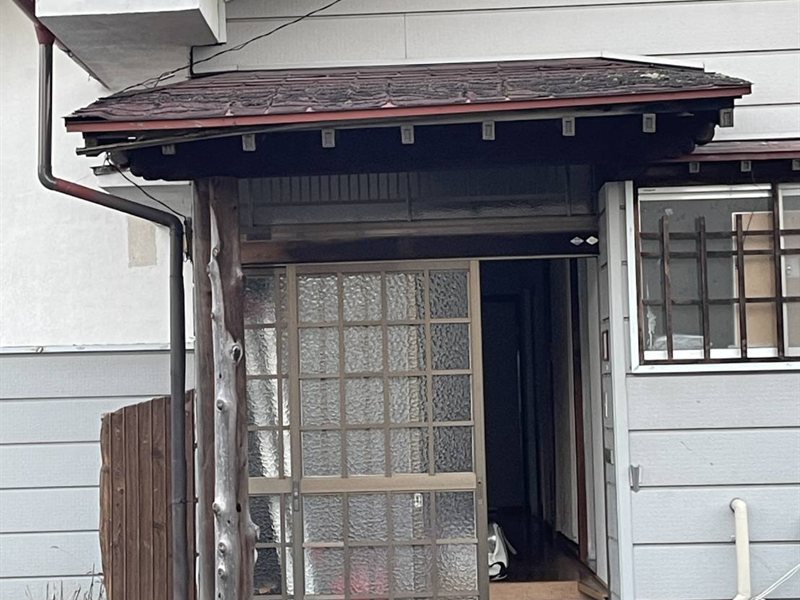 施工前：経年で傷んだ瓦葺きの玄関庇