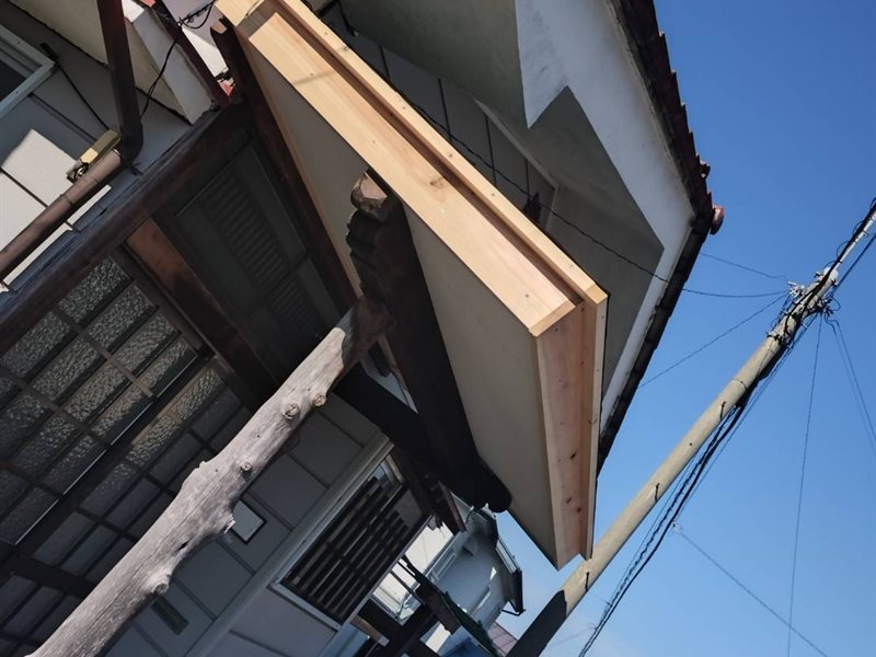 施工中：新しい板金庇の下地を組み直す様子