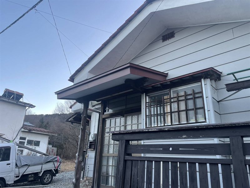 施工中：立平葺きの金属屋根を葺いていく様子