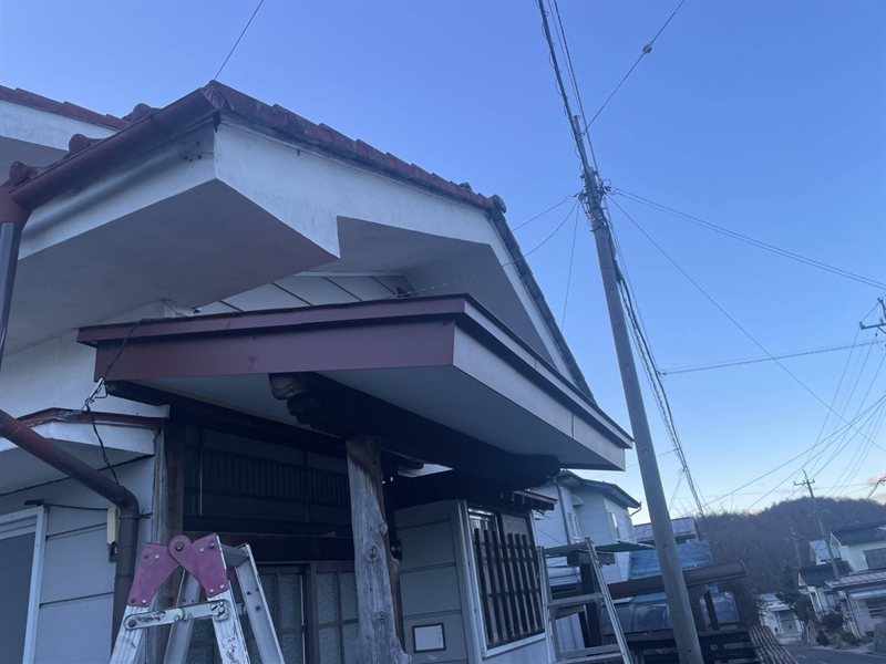 施工後：立平葺きで葺き替えた軽量な金属屋根の庇