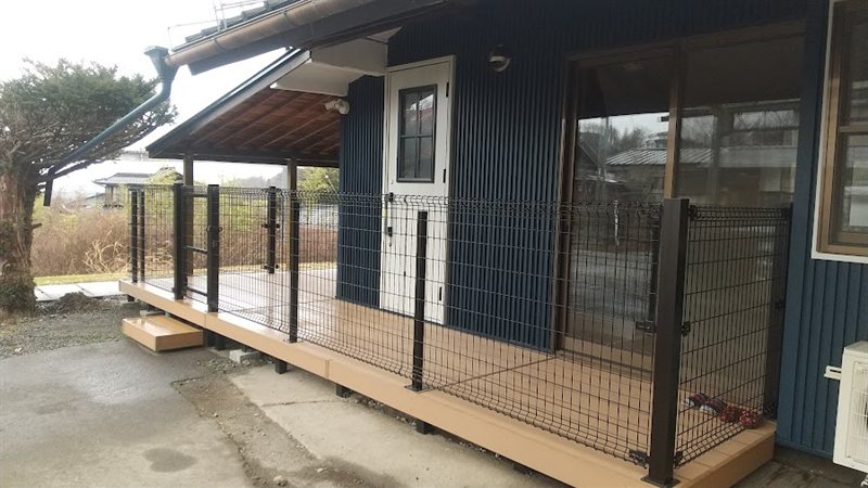 ウッドデッキとメッシュフェンス（長野県茅野市・ドッグサロン併設住宅）