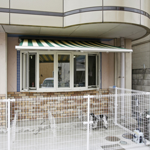 オーニングを設置した店舗の外観