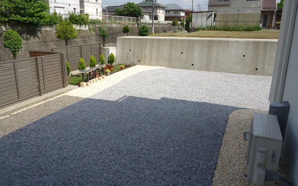 2色の化粧砂利で仕上げた新築の庭