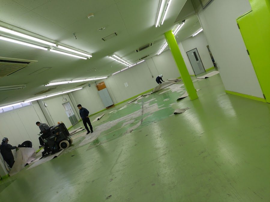 既存の床シートを剥がしていく作業の様子