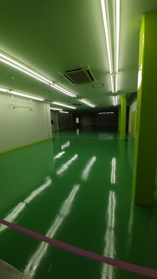 送風機で塗床を乾燥させている様子