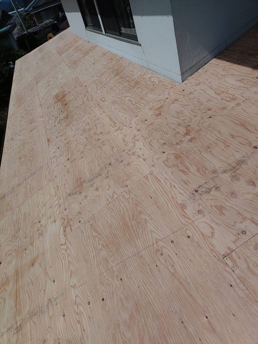 野地板（構造用合板）を増し張りした屋根