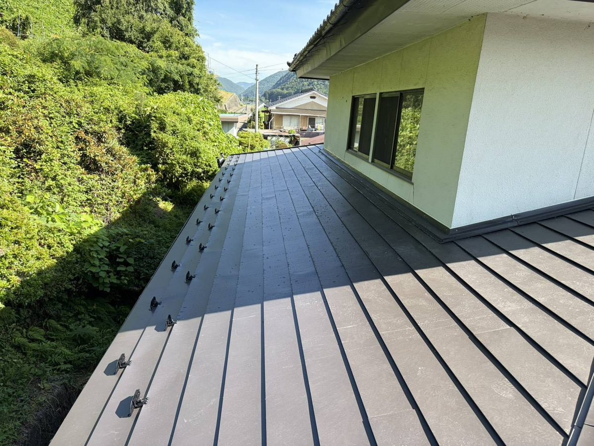 葺き替えが完了した屋根の全景
